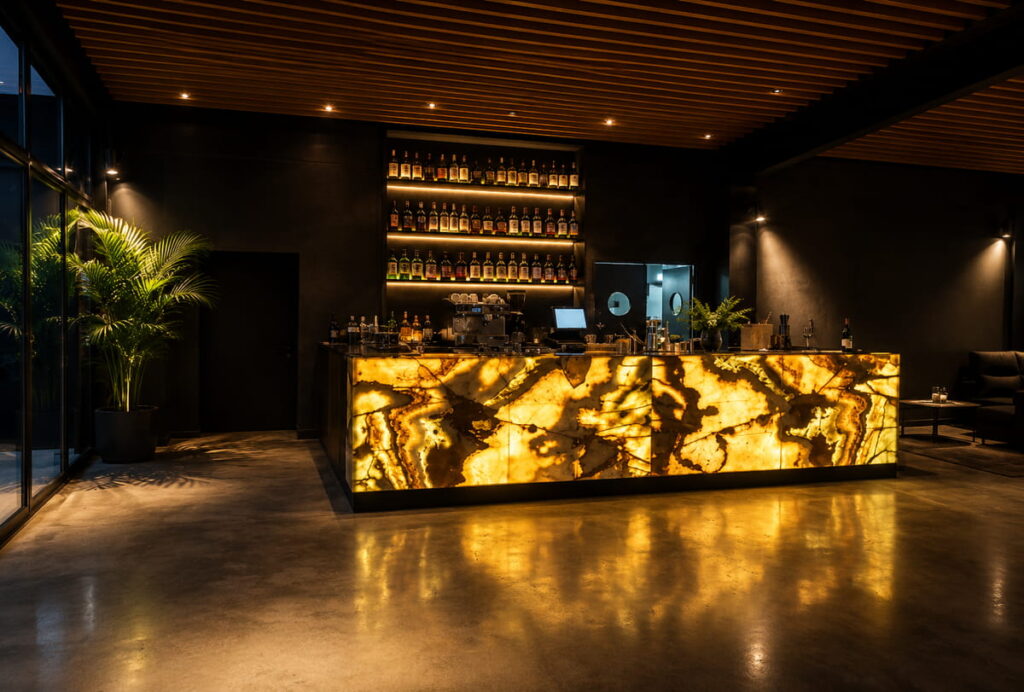 Barra de bar de lujo en ónice retroiluminado · Ónice, Murcia — Kelia Natural Design