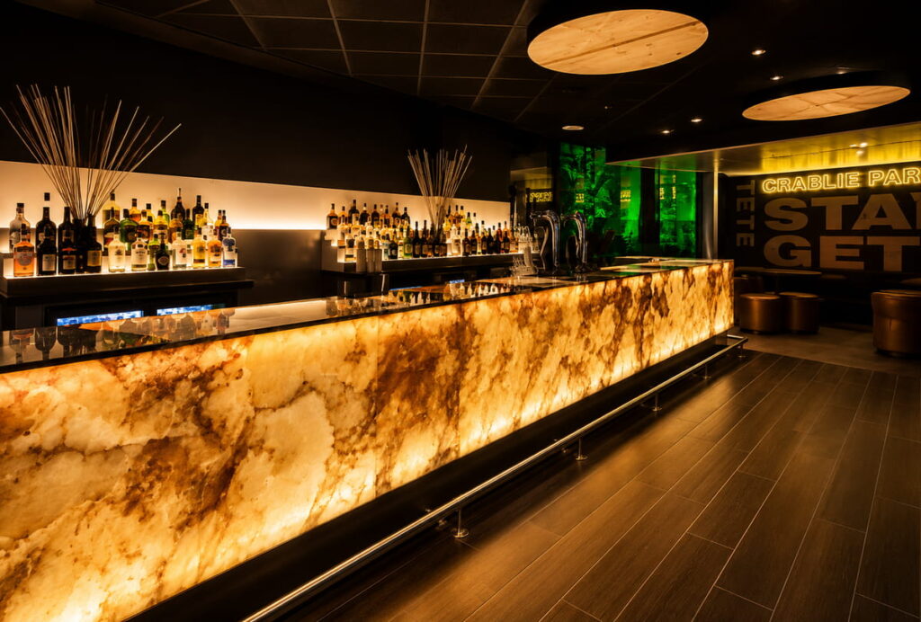 Barra de bar en ónice miel retroiluminada · Ónice, Murcia — Kelia Natural Design