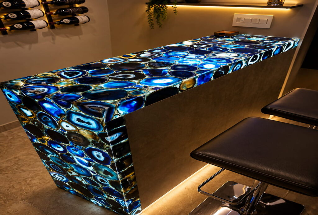 Barra de bar en ágata azul retroiluminada · Ágata azul, Murcia — Kelia Natural Design