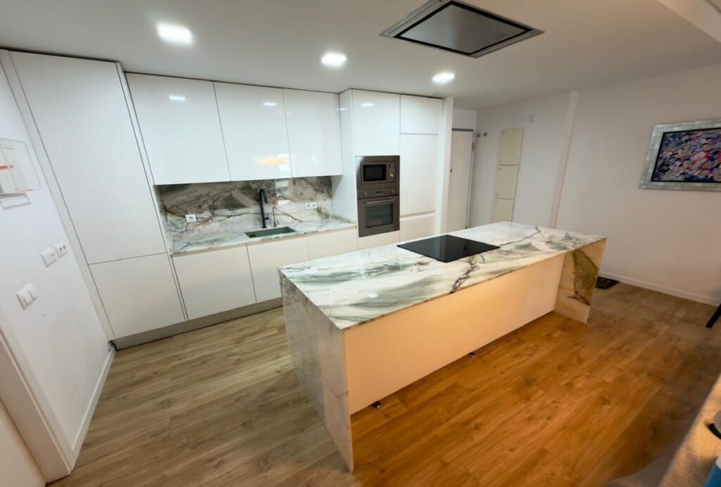 Cocina en Cristallo Amazonita · Cuarcita, Murcia — Kelia Natural Design