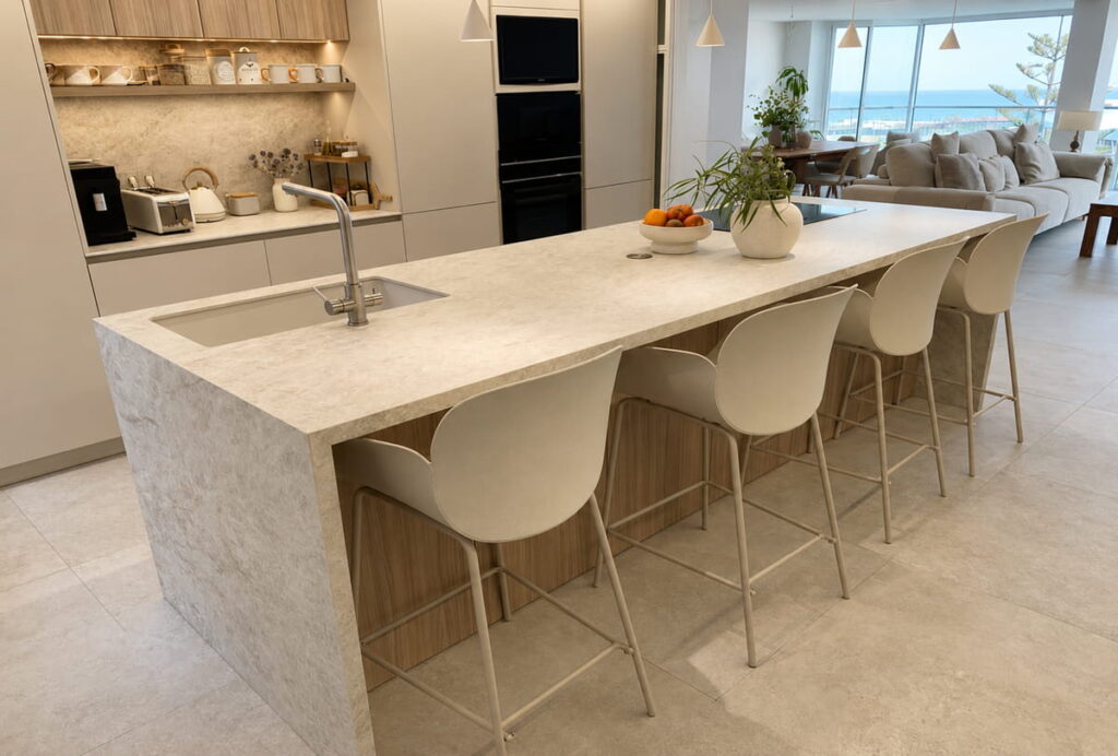 Isla en Porcelánico Taj-Mahal · Cuarcita, Murcia — Kelia Natural Design