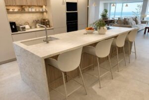 Isla de cocina en cuarcita blanca