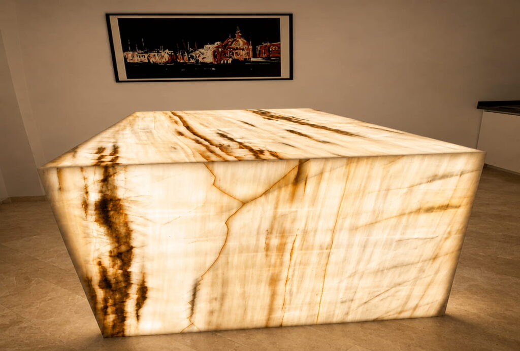 Mesa retroiluminada en Mármol KND · Ónice, Murcia — Kelia Natural Design