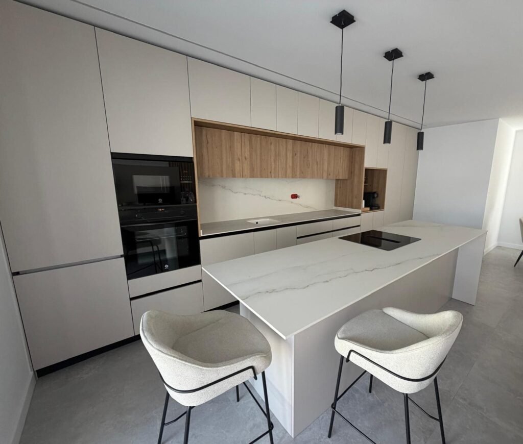 Cocina en porcelánico Valle del Jerte · Porcelánico Valle del Jerte, Murcia — Kelia Natural Design