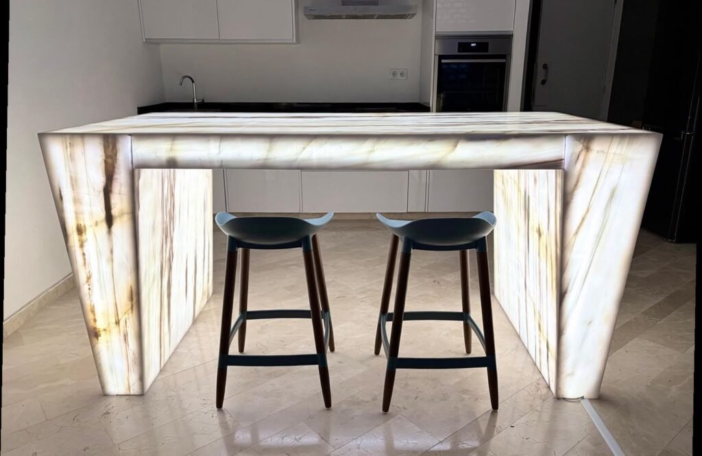 Mesa retroiluminada en Mármol · Mármol, Murcia — Kelia Natural Design